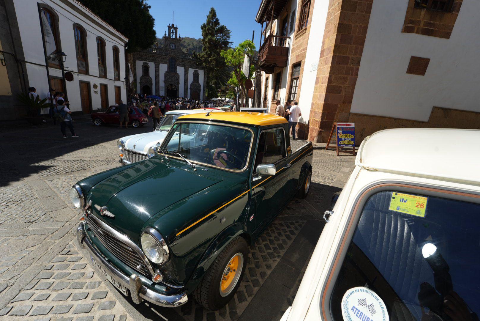 Amantes de los coches Mini se agrupan en Teror