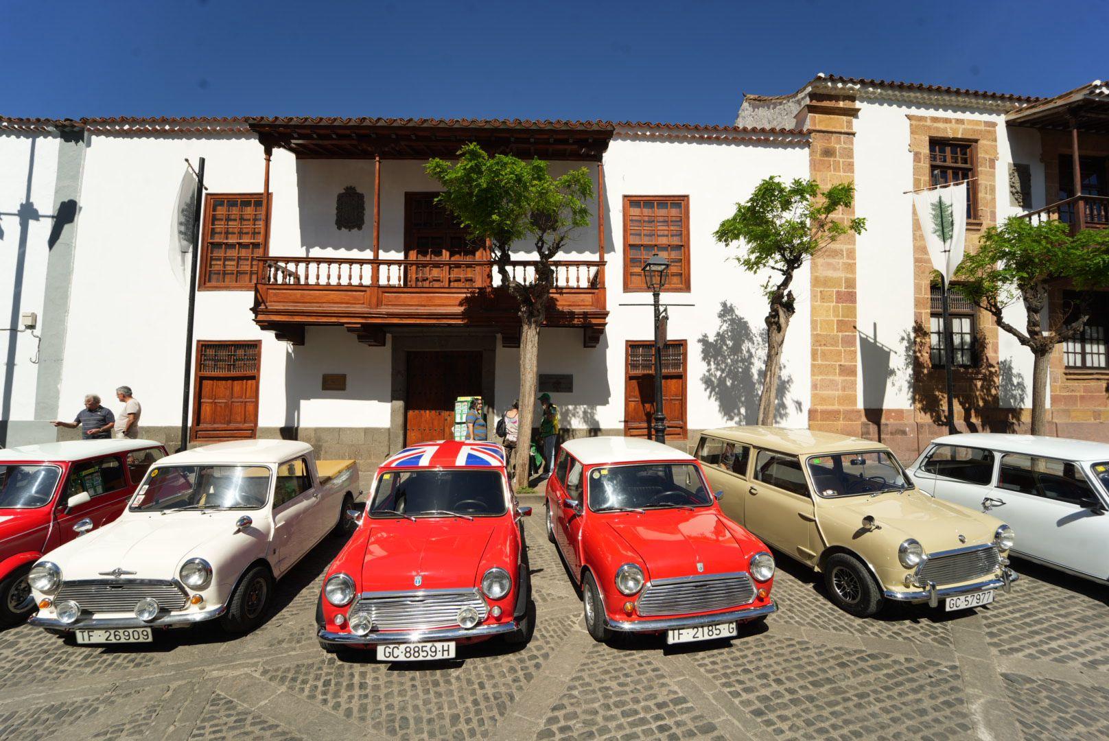 Amantes de los coches Mini se agrupan en Teror