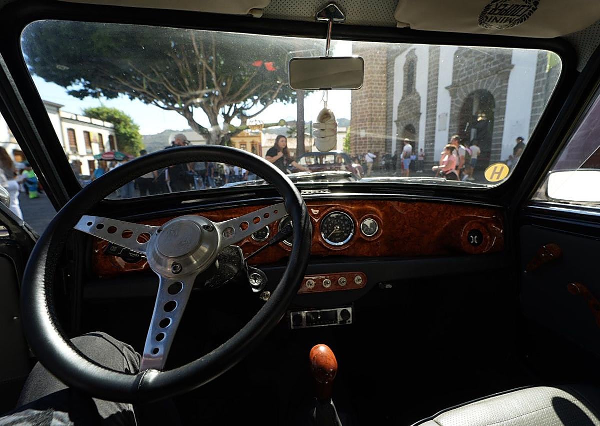 Imagen secundaria 1 - Algunos de los vehículos reunidos este sábado en la villa mariana. 