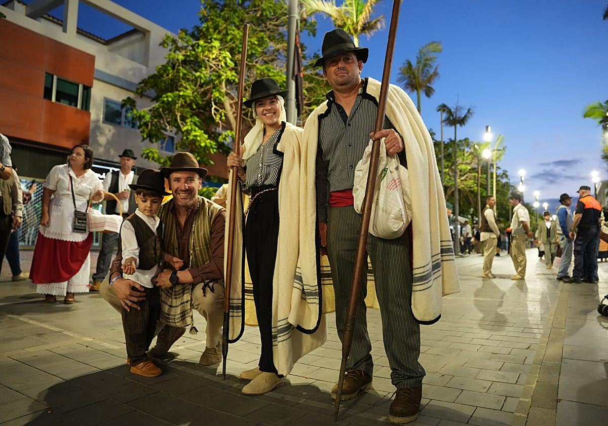 Imagen principal - Vecindario se va de romería por San Rafael