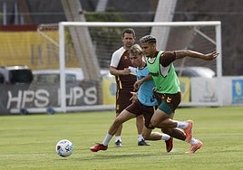 Adam Arvelo y Edward Cedeño persiguen el balón durante un entrenamiento. Ambos tendrán protagonismo en la cita copera.