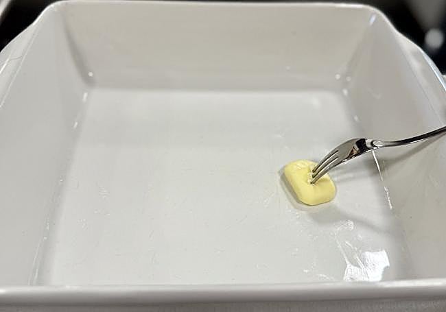 Cubrimos con mantequilla la fuente