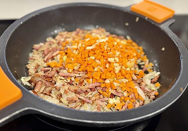 Añadimos la zanahoria y el apio