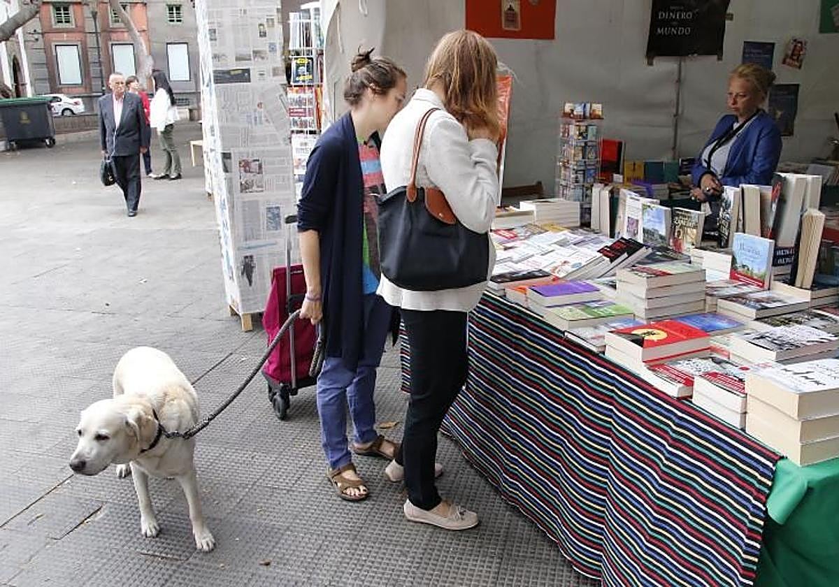 Imagen de archivo de la Feria del Libro, en el parque de San Telmo.