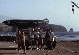 Miembros del colectivo Magec, en una zona costera de la isla.