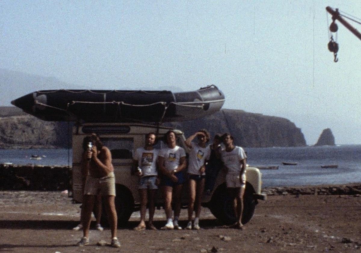 Miembros del colectivo Magec, en una zona costera de la isla.