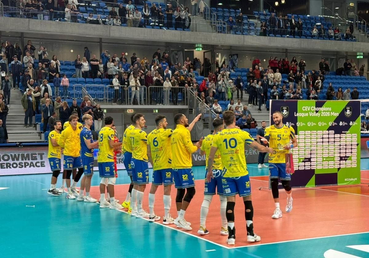 Imagen del equipo Club voleibol Guaguas tras vencer un partido en Hungría.