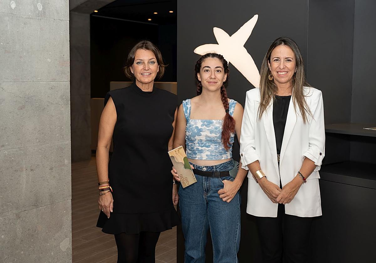 Paula Pérez recibe la distinción de Impulso Agro de manos de directivas de CaixaBank en Canarias.