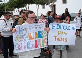 Manifestación del alumnado y familias NEAE del 20 de febrero de 2025 en Puerto del Rosario para solicitar más medios y personal a Educación.