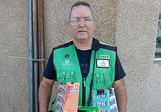 Marcial Sarmiento, vendedor de unos de los premios repartidos en Agüimes.