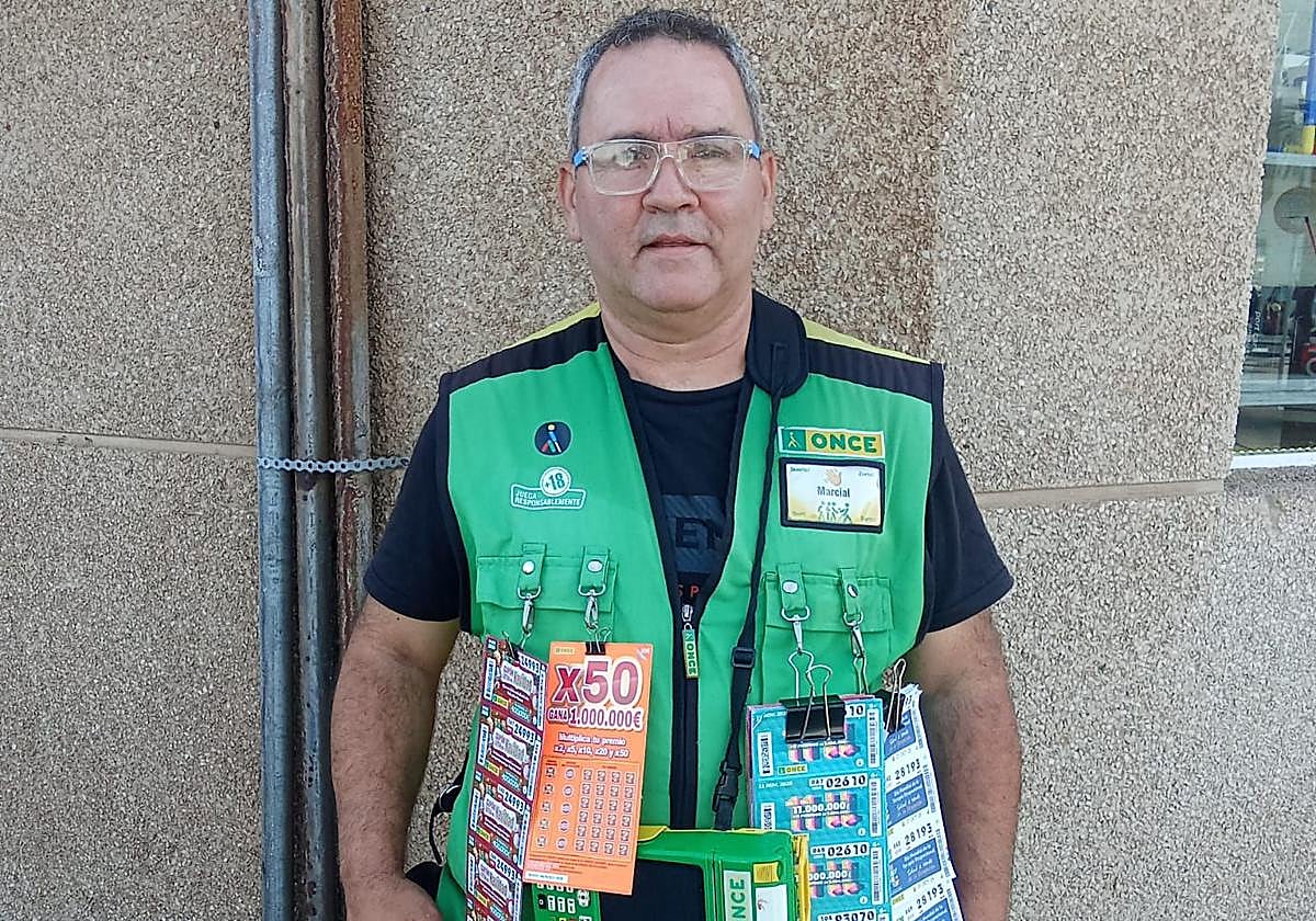 Marcial Sarmiento, vendedor de unos de los premios repartidos en Agüimes.