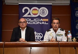 El delegado del Gobierno en Canarias, Anselmo Pestana (i), y el jefe superior de Policía en Canarias, Jesús María Gómez Martín, en la rueda de prensa celebrada este lunes.