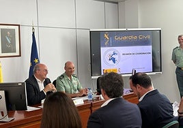 El delegado del Gobierno en Canarias, Anselmo Pestana, con el teniente general de la Autoridad de Coordinación ante la Inmigración, Manuel Navarrete.