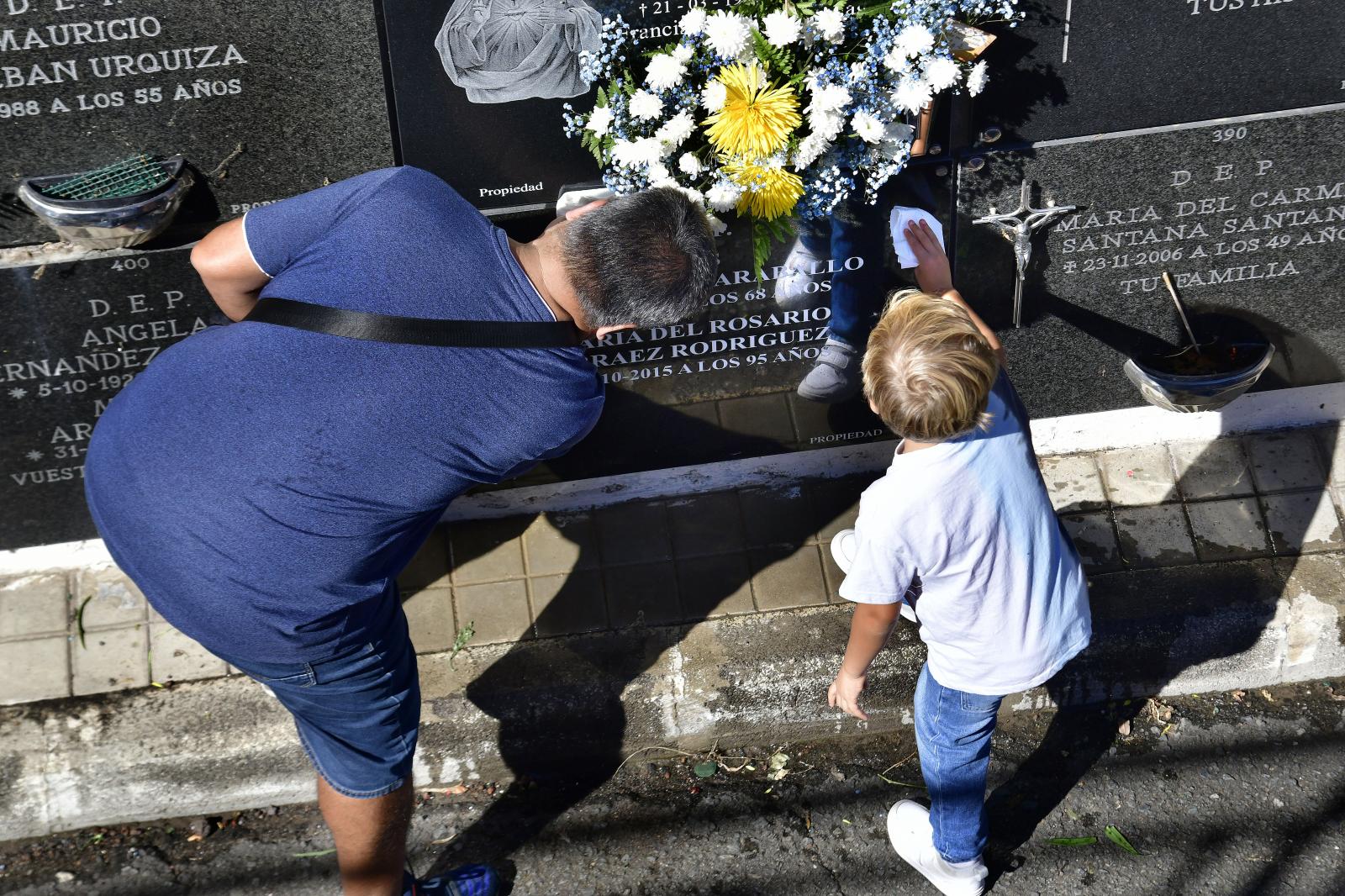 Día de Todos los Santos. Cementerio municipal de San Lázaro en Las Palmas de Gran Canaria.
