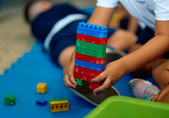 Un niño, en un centro educativo del archipiélago.