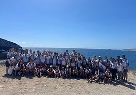Imagen de una caminata realizada por los scouts por la costa teldense.