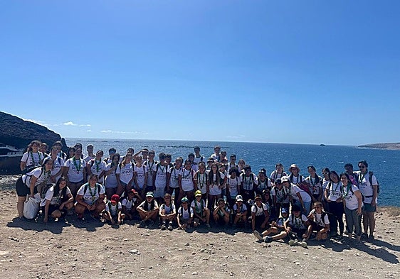 Imagen de una caminata realizada por los scouts por la costa teldense.