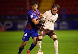 Adam Arvelo controla el balón durante una acción de la primera mitad.