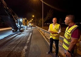 Augusto Hidalgo, consejero de Obras Públicas del Cabildo de Gran Canaria, en un asfaltado nocturno.
