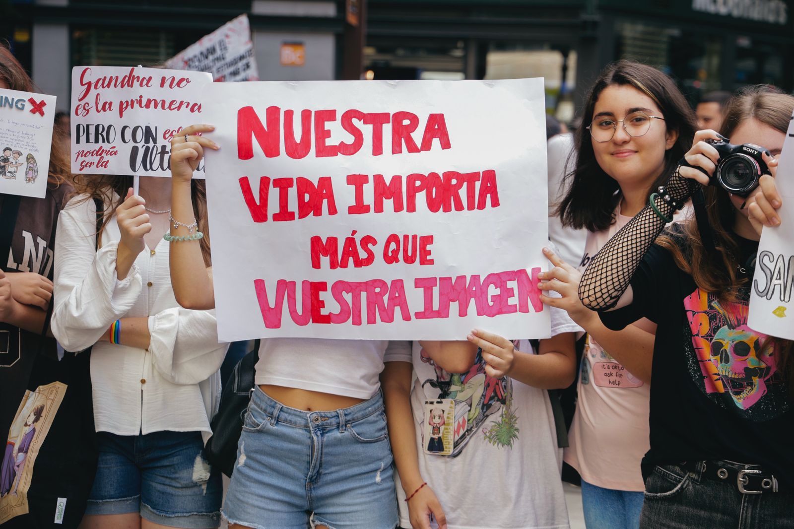 Los estudiantes exigen en la calle protección ante el acoso escolar
