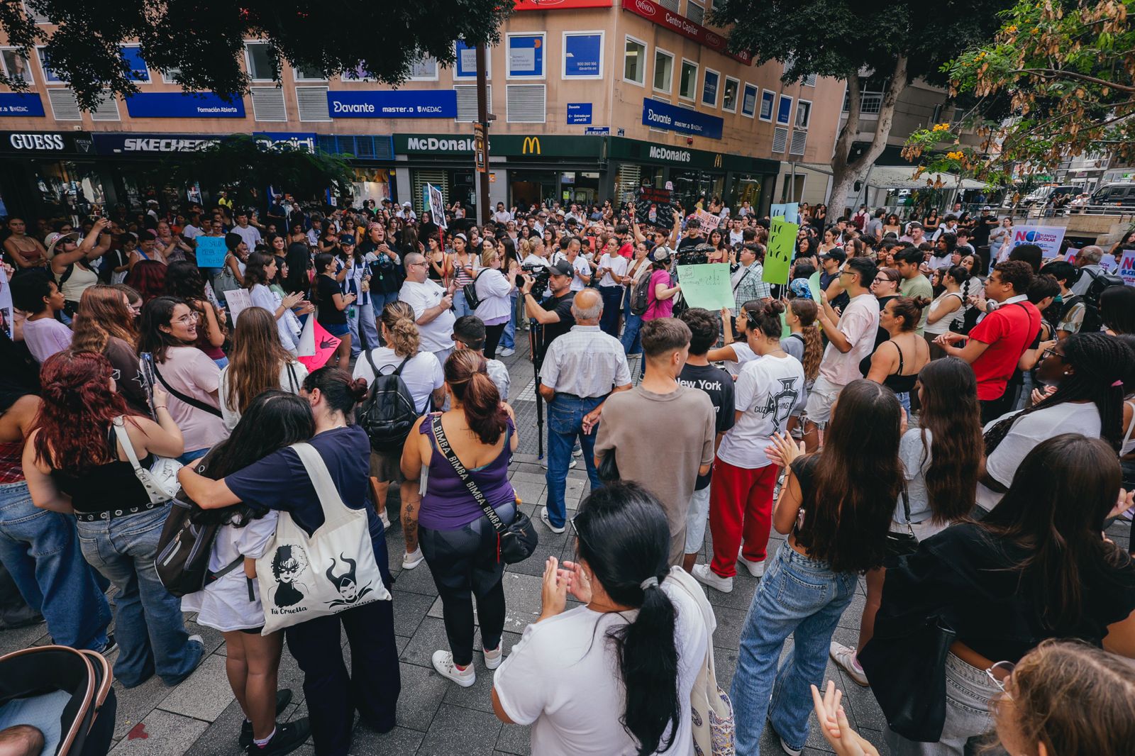 Los estudiantes exigen en la calle protección ante el acoso escolar
