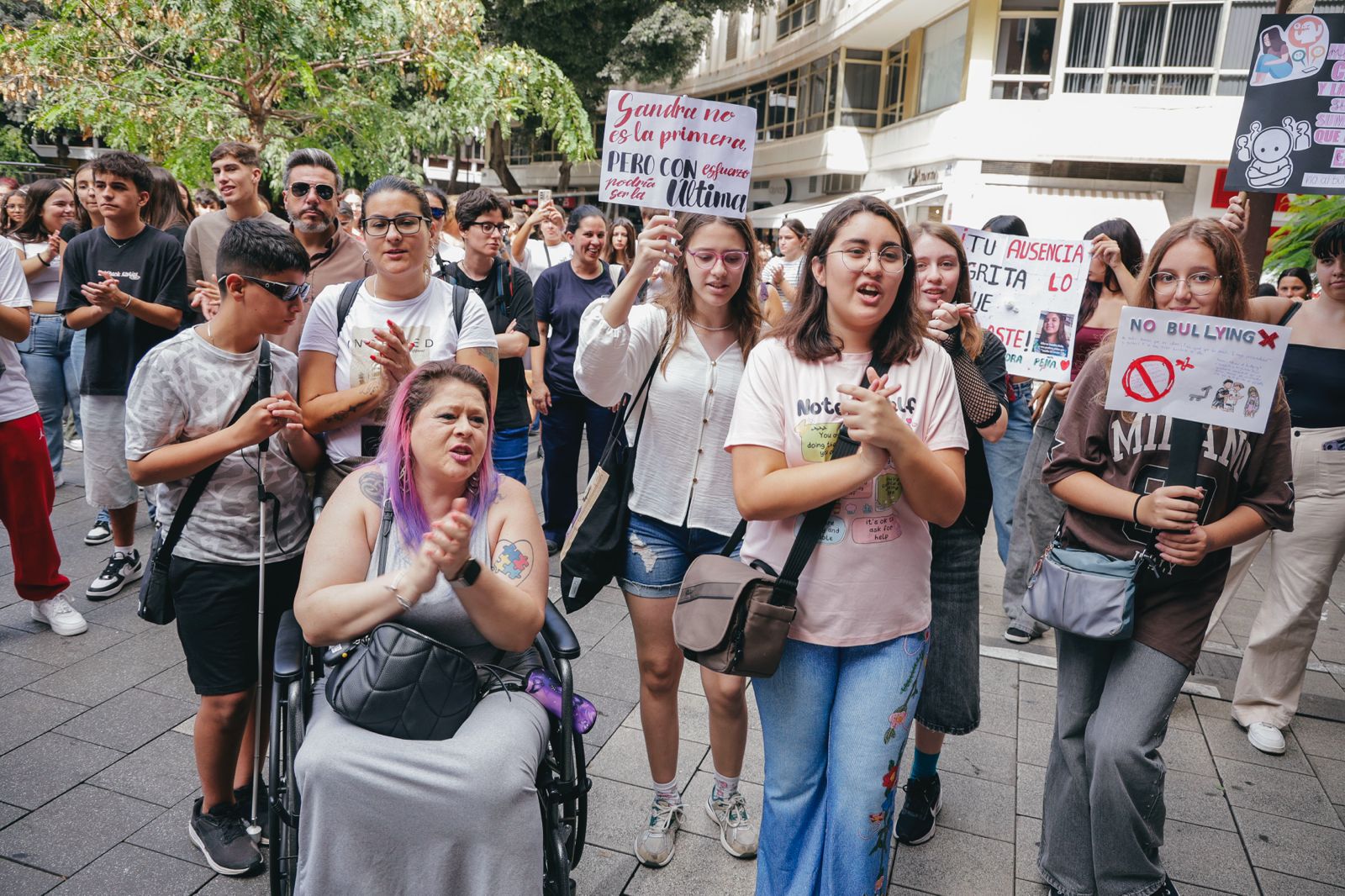 Los estudiantes exigen en la calle protección ante el acoso escolar
