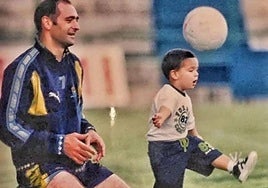 Mikel Merino, junto a su padre Miguel Merino, cuando éste era jugador de la Unión Deportiva Las Palmas en las temporadas 97-98 y 98-99.