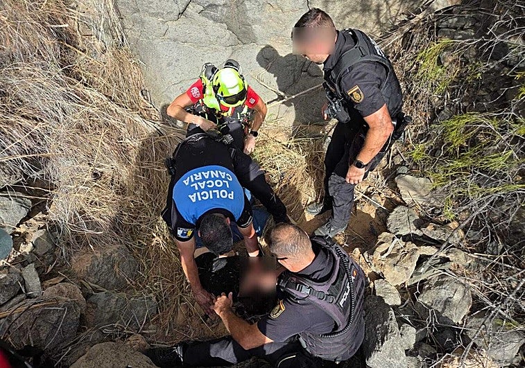 Imagen del momento del rescate de la mujer en el barranco de Las Casillas.