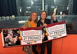 Romina R. Medina y Mireia Gabilondo lucen sus premios en la gala desarrollada en el Teatro Municipal José María Rodero.