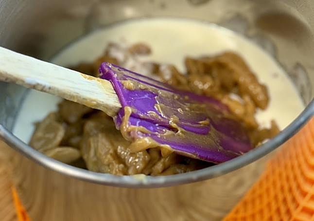 Añadimos el dulce de leche a la nata