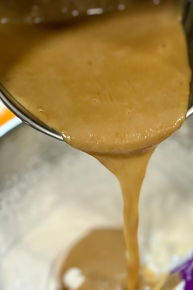 Añadimos la mezcla de dulce de leche a la nata montada
