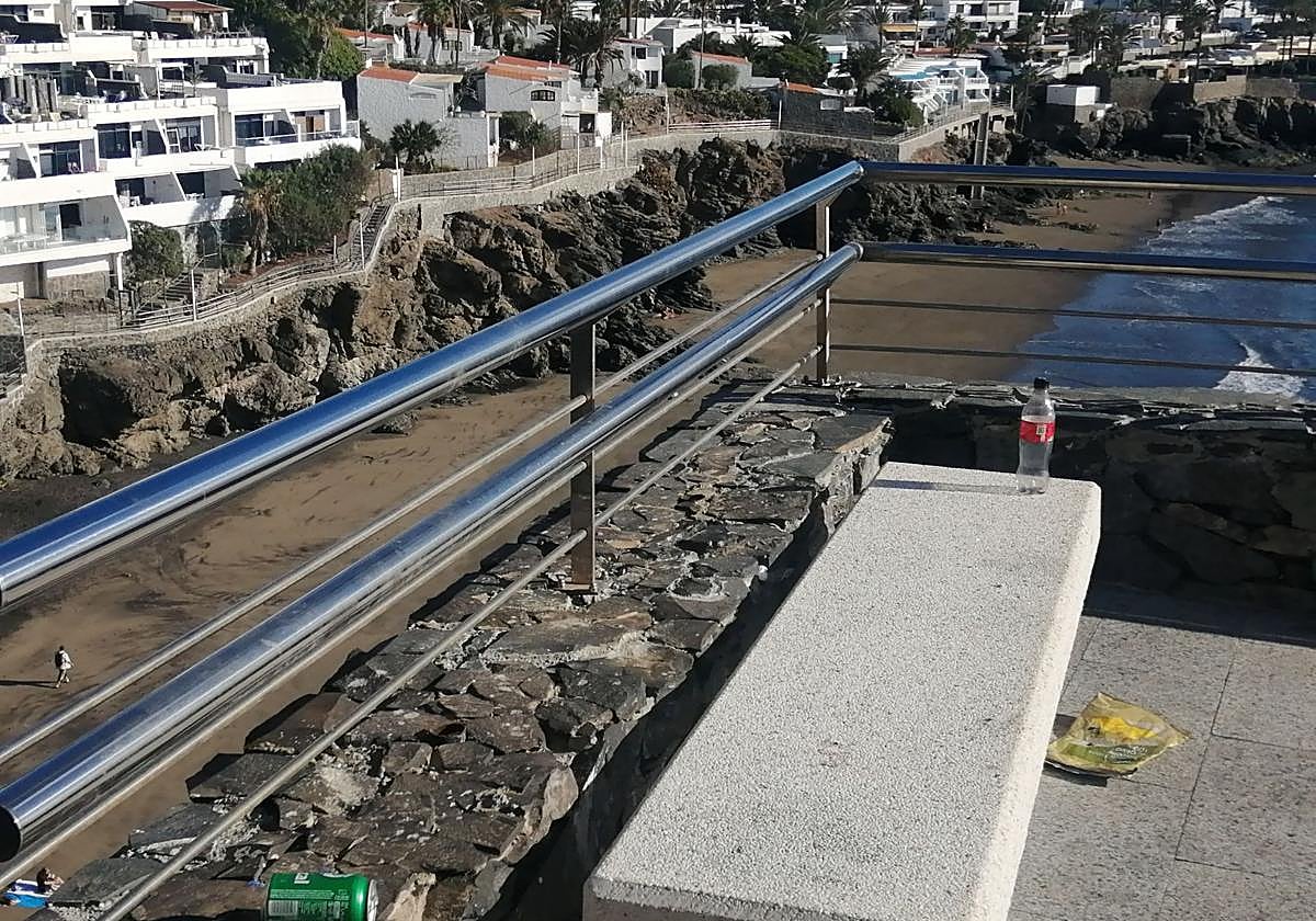 Imagen aportada por los vecinos, que se quejan de la falta de papeleras en el paseo marítimo de Morro Besudo.