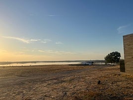 El lago ocupa lo que hace 23 años sería la antigua Aldea de La Luz. En la imagen se ve la única vivienda que no se inundó para construir el lago artificial más grande de Europa Occidental.