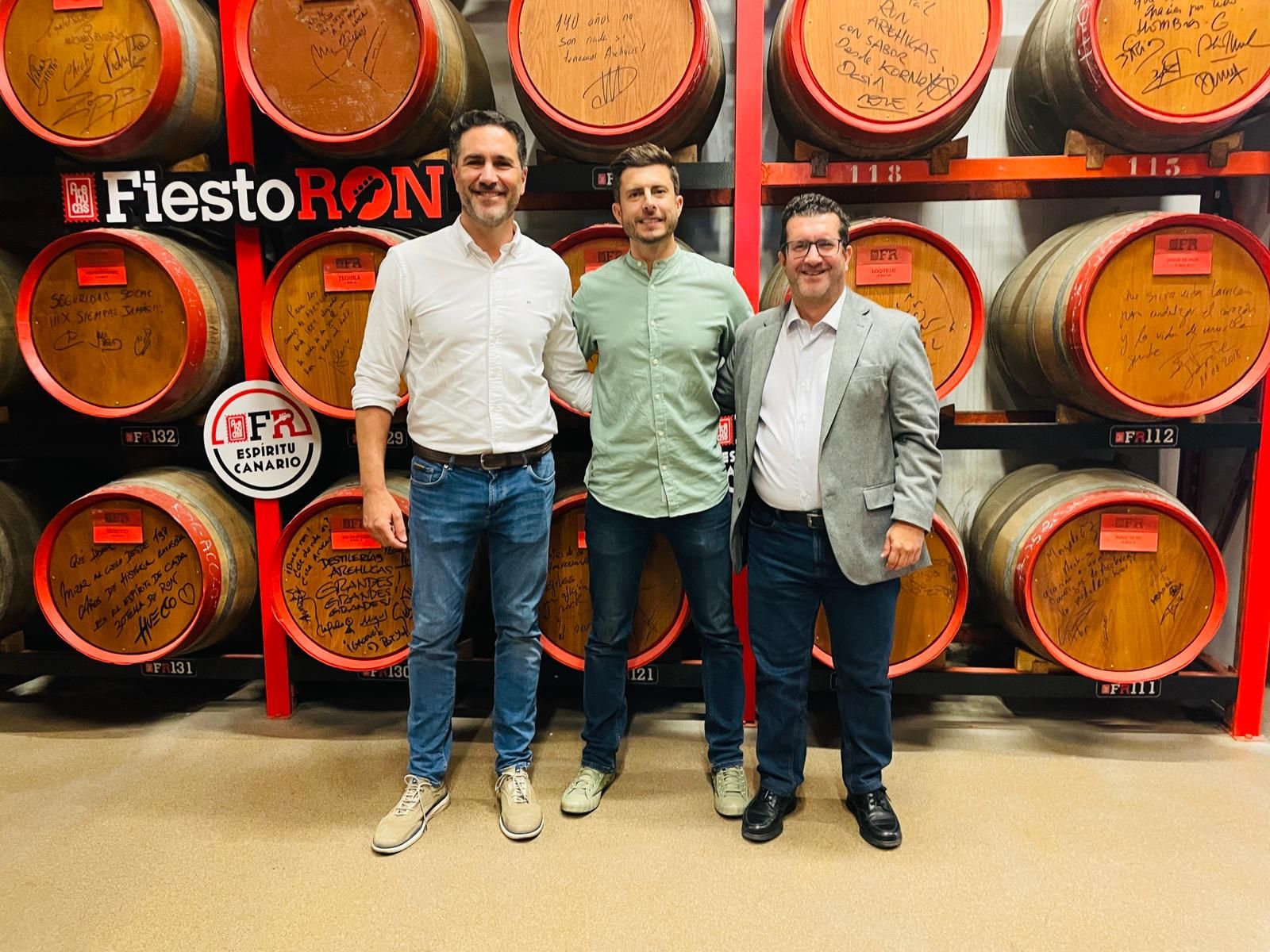 De izquierda a derecha, Eduardo Martell, Adrián García y el alcalde de Arucas, Juan Jesús Facundo.