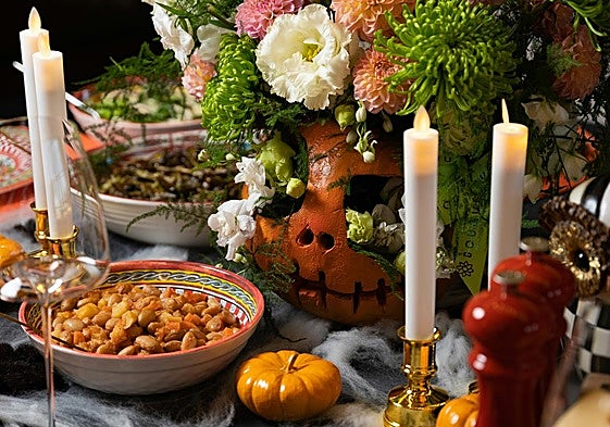 Mesa decorada con motivo de la noche de Halloween.