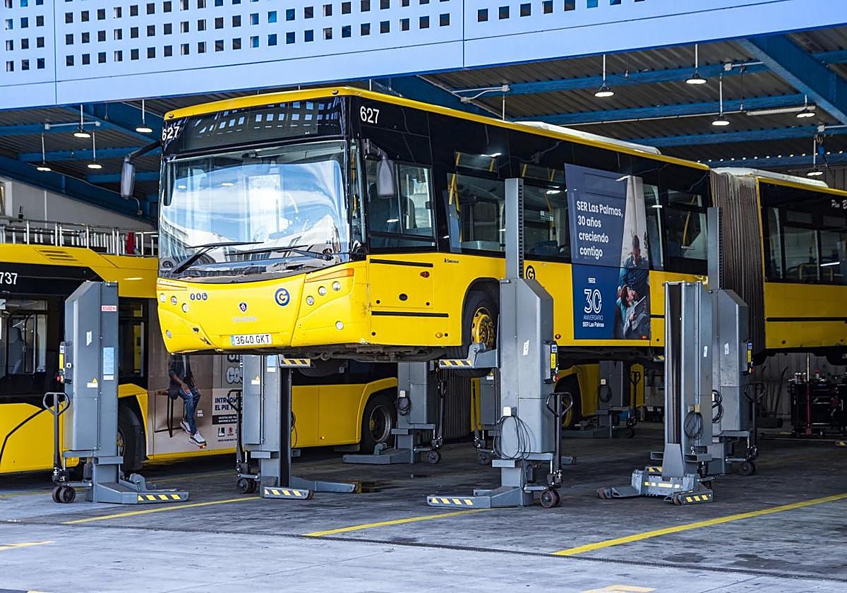 Imagen de una guagua en los talleres de las cocheras del Sebadal, sin relación con la noticia.