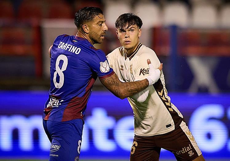 Iñaki, marcado por Zarfino, en una jugada del encuentro en el Francisco de la Hera.