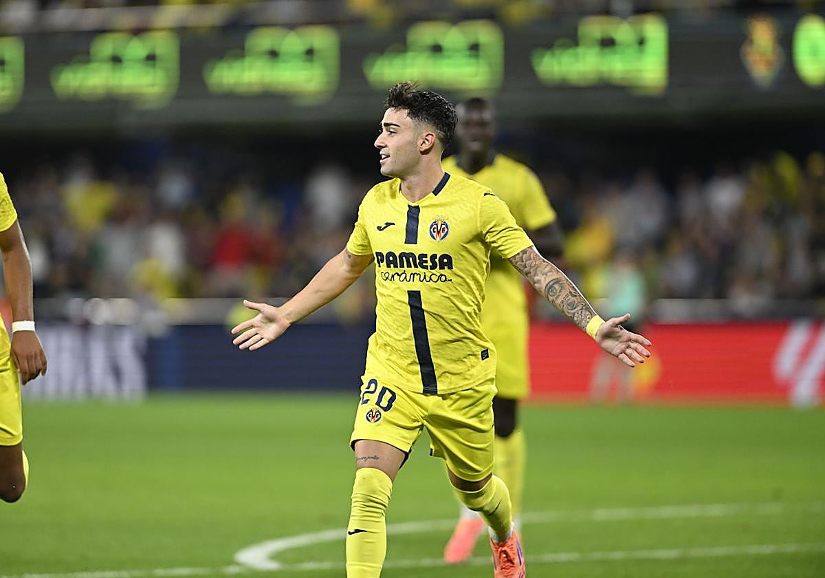 Alberto Moleiro celebrando un gol con el Villarreal CF.