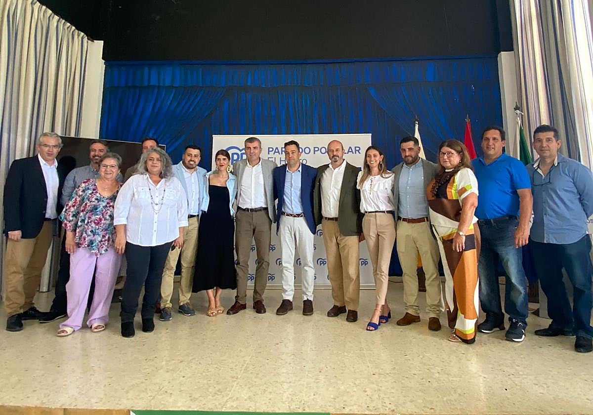 Manuel Domínguez (octavo por la izquierda) junto a los candidatos del PP en El Hierro en las elecciones de 2023.