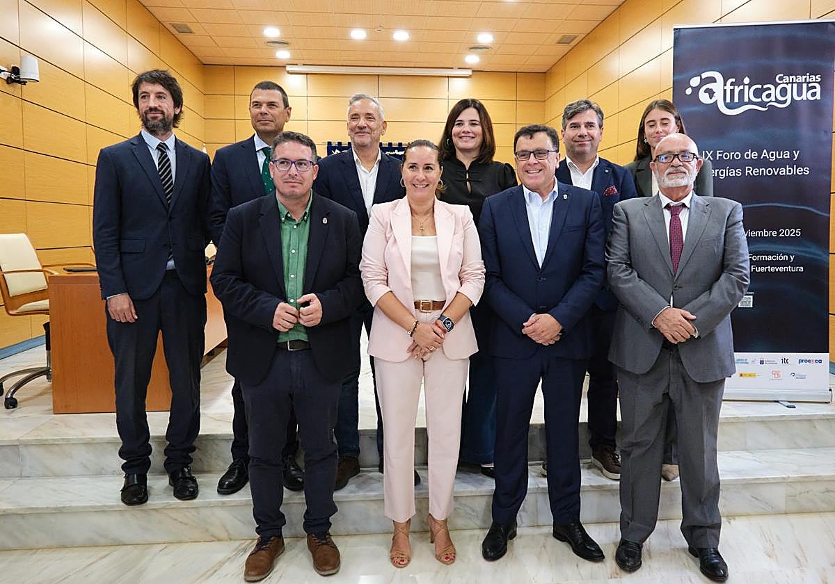 Presentación de Africagua Canarias 2025, con la presidenta Lola García, el consejero regional Manuel Miranda y Juan Jesús Rodríguez Marichal, presidente de la Cámara de Comercio, entre otros.