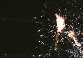 Imagen de portada de 'Algo me golpea en el pecho'