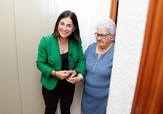 La alcaldesa de Las Palmas de Gran Canaria, Carolina Darias, junto a una usuaria del servicio de ayuda a domicilio.