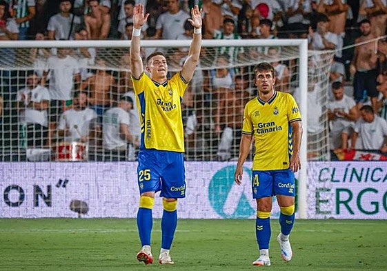 Lukovic celebra uno de sus goles junto a Manu Fuster.