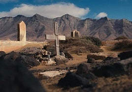 El camposanto de Cofete, en el municipio de Pájara, donde la arena entra y sale como si no existieran los muros.