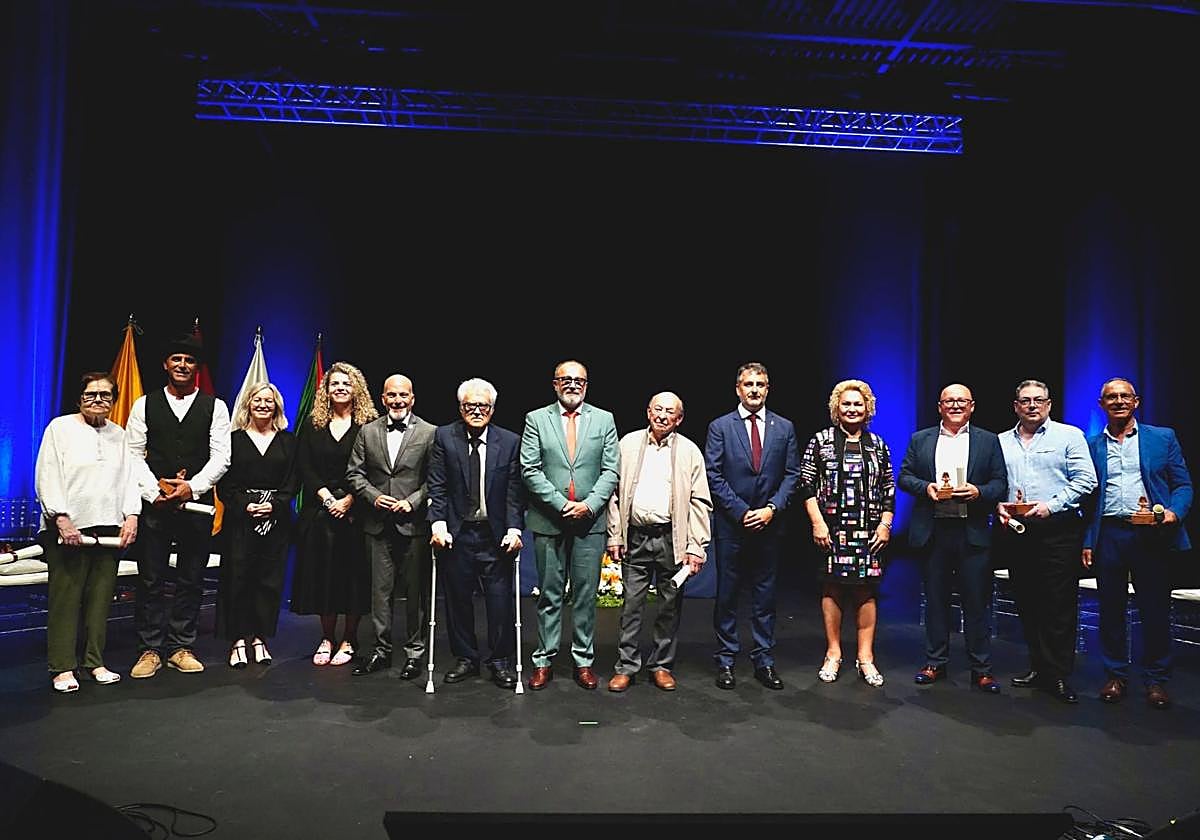 Foto de familia de los homenajeados en Santa Lucía de Tirajana.