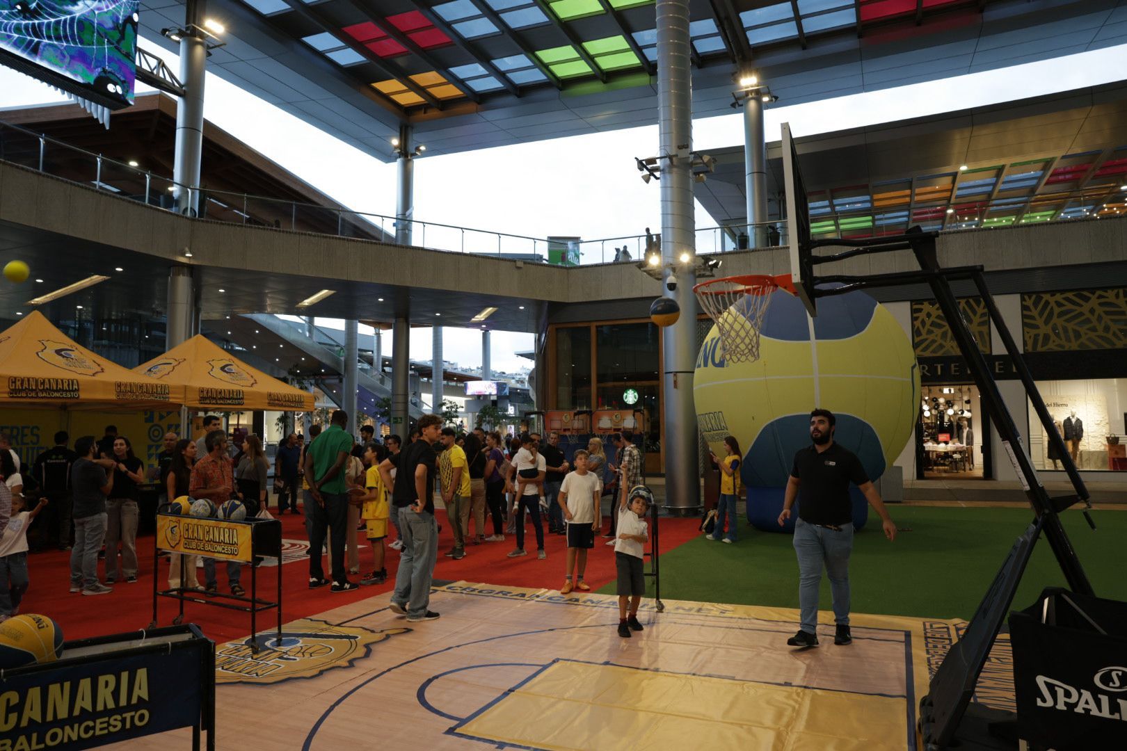 El Dreamland Gran Canaria se divierte en el CC Alisios