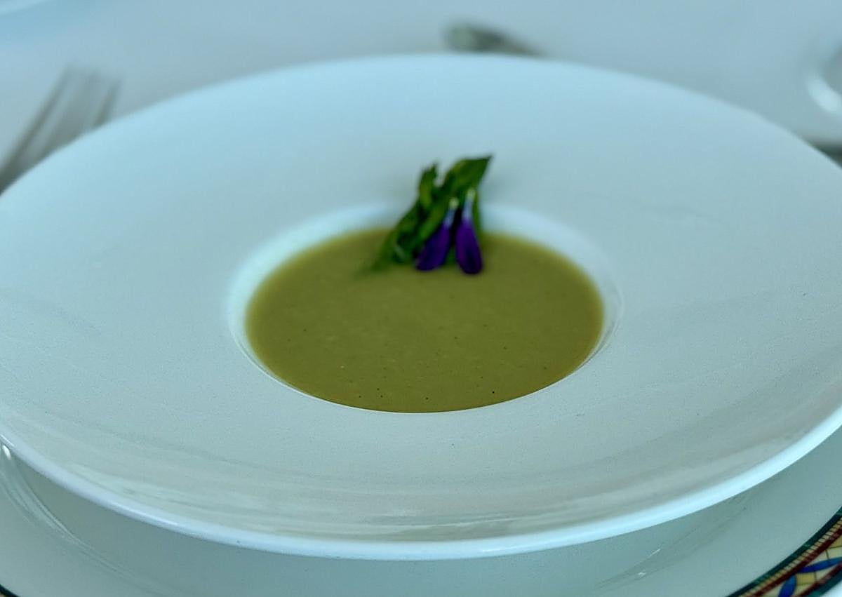 Imagen secundaria 1 - Menú del encuentro: crema de espárragos de Gáldar, cherne sobre mojo de cilantro y semifrío de chocolate con cremoso de tuno indio