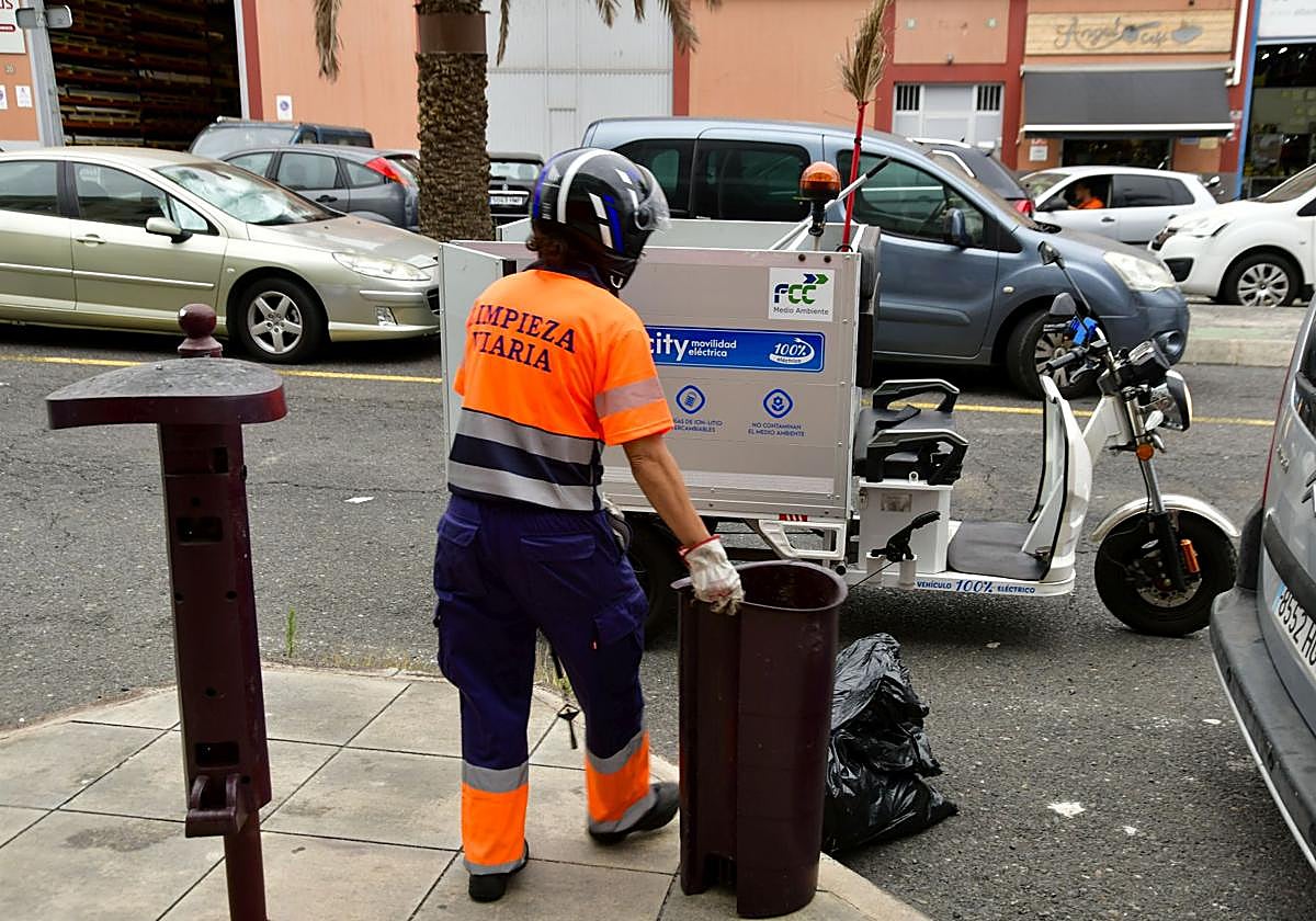 Servicio de limpieza en la zona de El Sebadal.