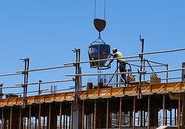 Trabajador en la obra de la autovía a la altura de Puerto del Rosario.