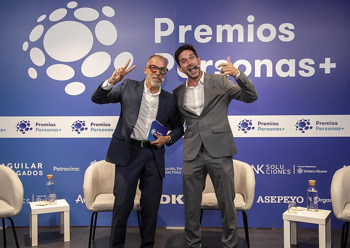 Imagen secundaria 1 - En la imagen superior, las personas premiadas. Abajo, a la izquierda, Kiko Barroso (i) junto al físico Javier Santaolalla y en la derecha, Pedro Piqueras.